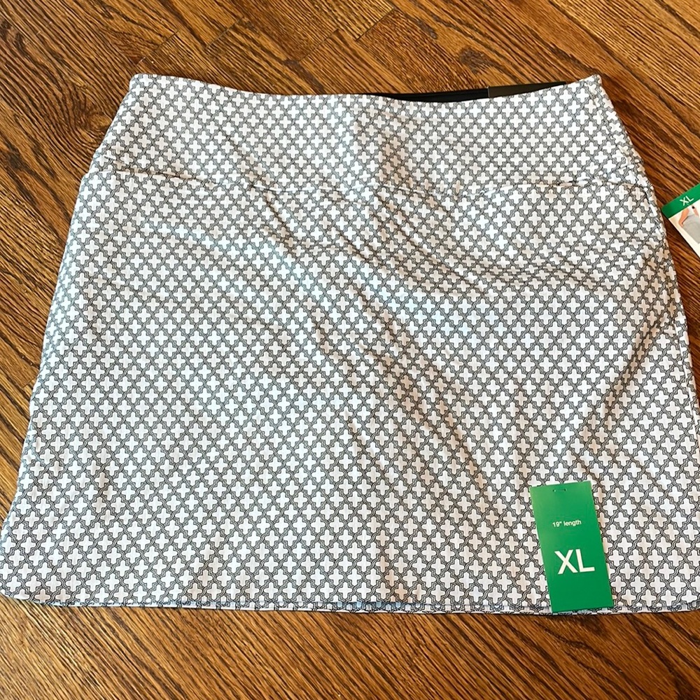 NWT Patterned skirt!